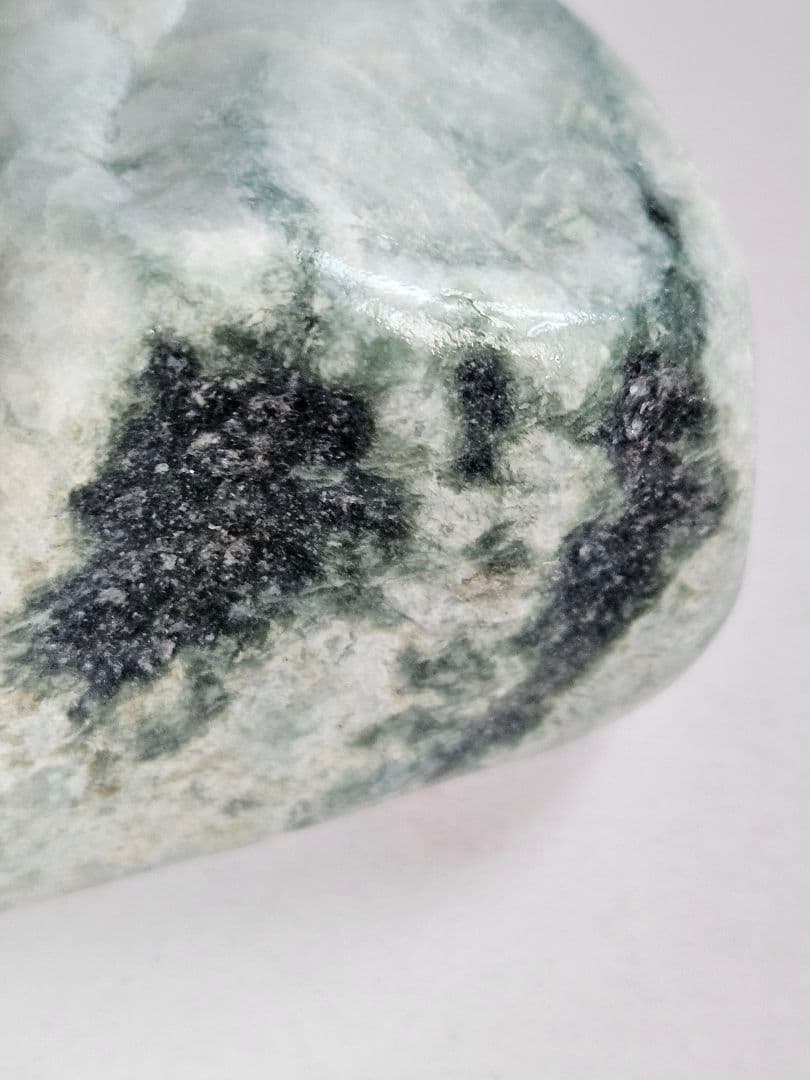 糸魚川　翡翠原石　　　　　観賞原石　綺麗透過ブルー　底の黒緑　綺麗石