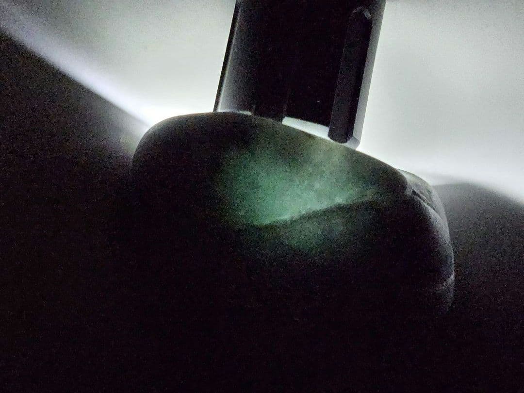 糸魚川　翡翠原石　　　　　観賞原石　綺麗透過ブルー　底の黒緑　綺麗石