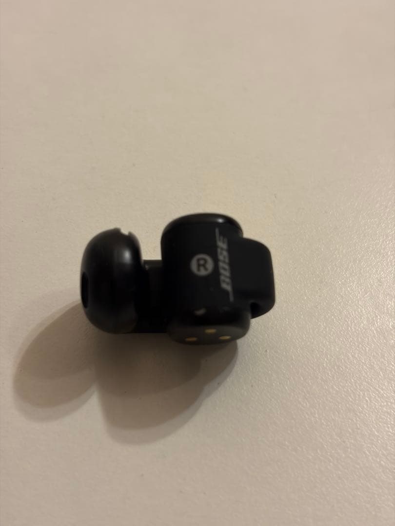 BOSE ULTRA OPEN EARBUDS 充電ケースと右側イヤホンジャンク