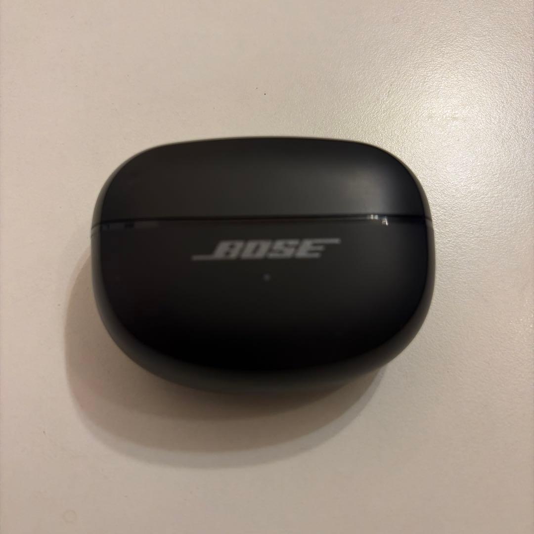 BOSE ULTRA OPEN EARBUDS 充電ケースと右側イヤホンジャンク