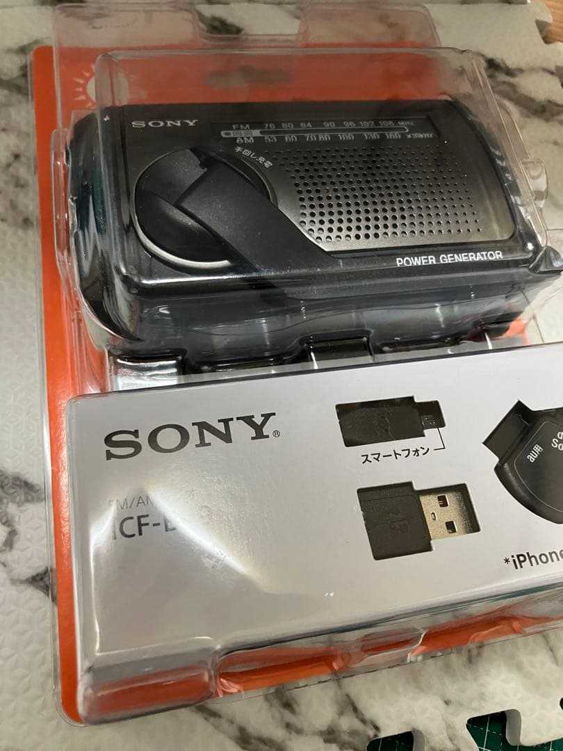 ★SONY ICF-B99 FM/AMラジオ。ソーラー＆手回し充電ラジオ。未使用