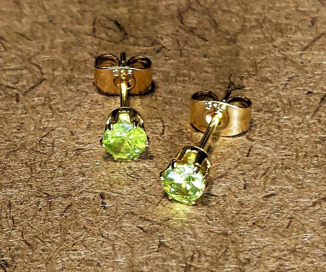 天然石スフェーンスタッドピアス ラウンドファセットカット　4mm