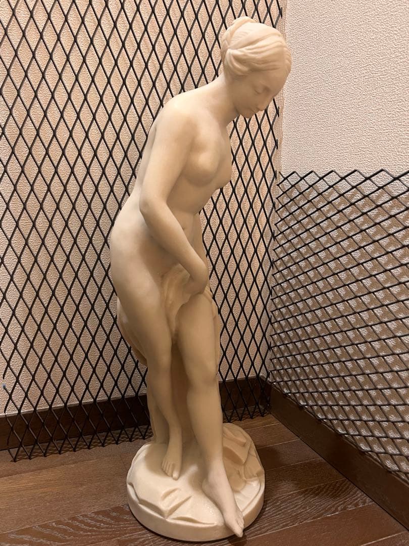 西洋彫刻 水浴する女 女神像 裸婦像 ヴィーナス　大理石調　 高さ約61cm