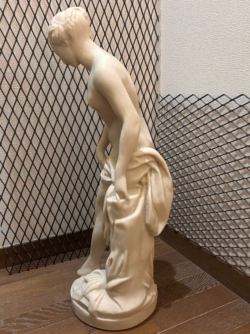 西洋彫刻 水浴する女 女神像 裸婦像 ヴィーナス　大理石調　 高さ約61cm