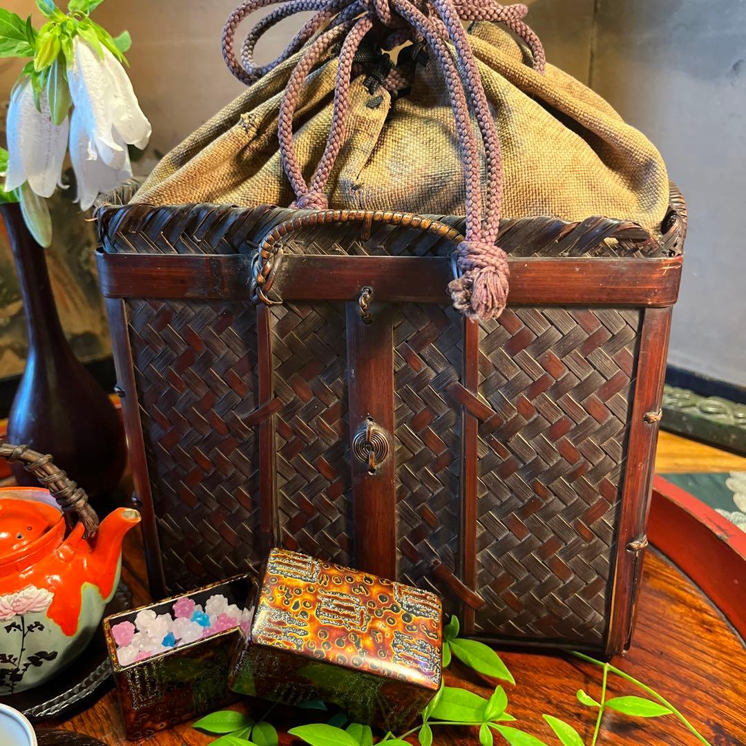 A837 時代巾着茶籠　茶道具　煎茶道具更紗　　竹細工　　銘有り（光寿）仕覆付き