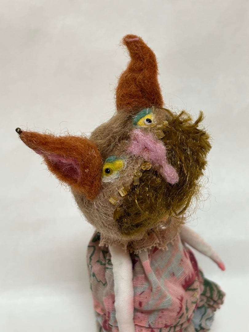 人気作家・ままごと森さんの「マモノちゃん」　猫耳頭巾シッポあり　箱とスタンド付き