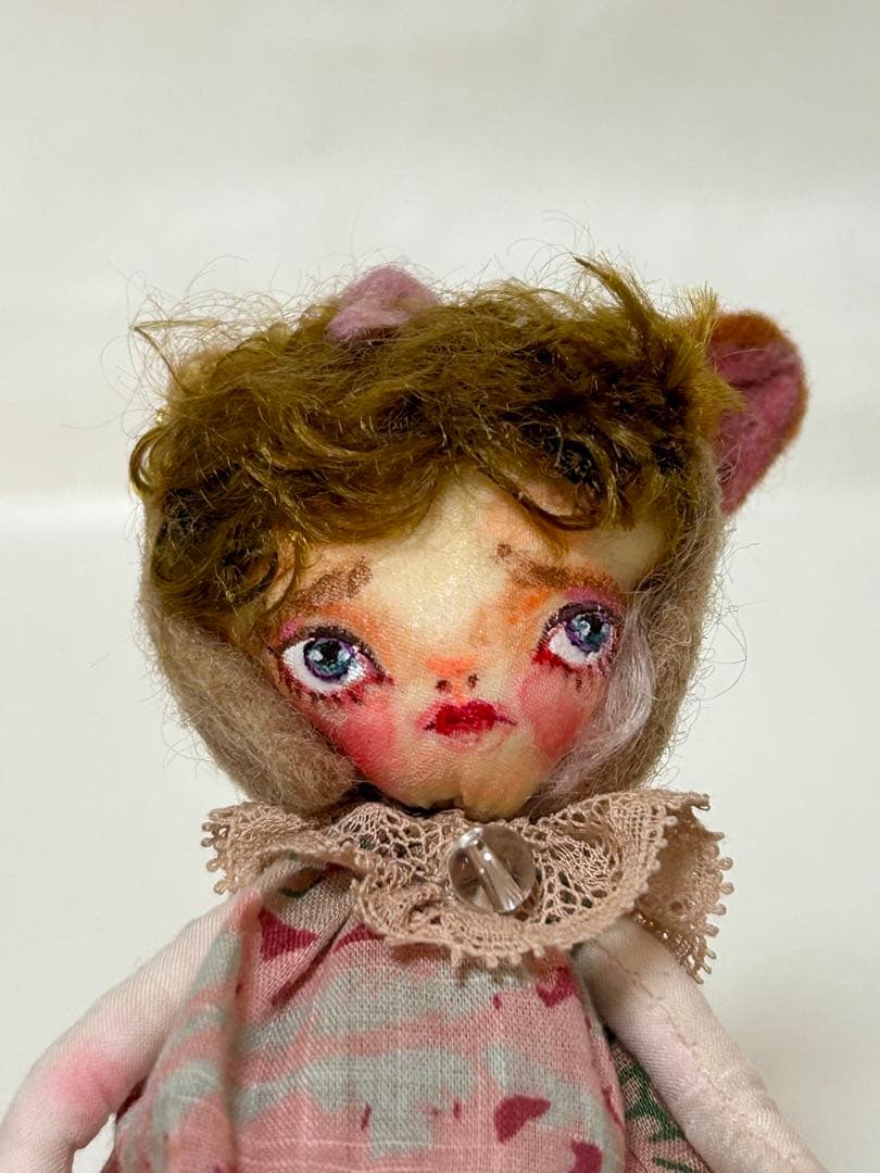 人気作家・ままごと森さんの「マモノちゃん」　猫耳頭巾シッポあり　箱とスタンド付き