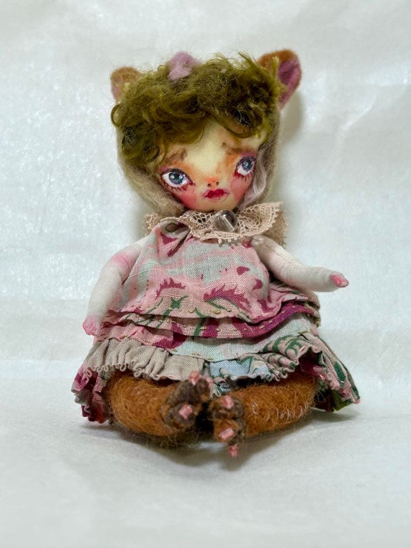 人気作家・ままごと森さんの「マモノちゃん」　猫耳頭巾シッポあり　箱とスタンド付き