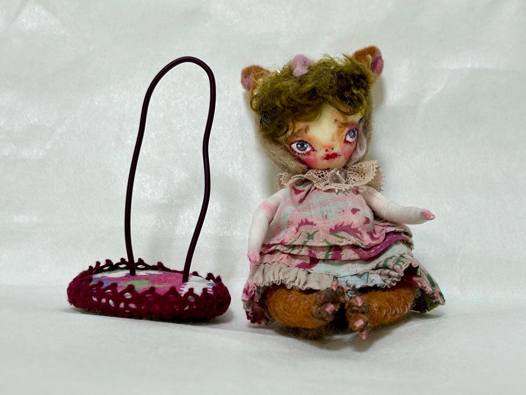 人気作家・ままごと森さんの「マモノちゃん」　猫耳頭巾シッポあり　箱とスタンド付き