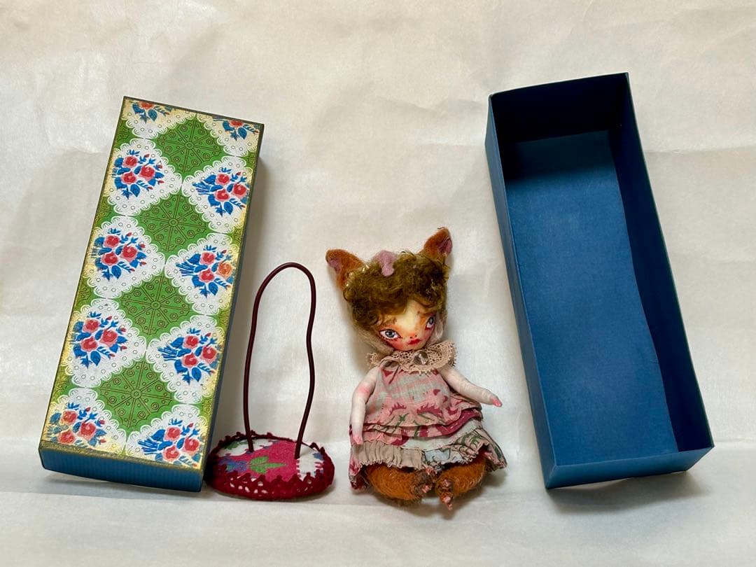 人気作家・ままごと森さんの「マモノちゃん」　猫耳頭巾シッポあり　箱とスタンド付き