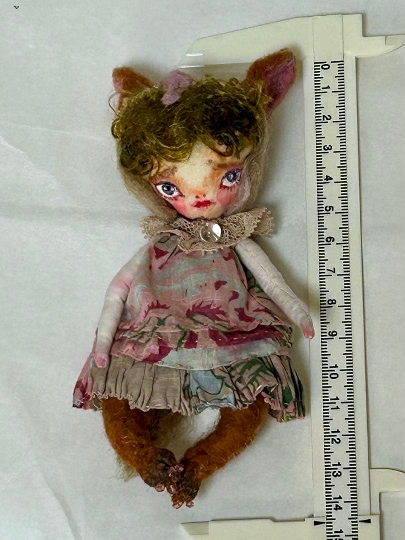 人気作家・ままごと森さんの「マモノちゃん」　猫耳頭巾シッポあり　箱とスタンド付き