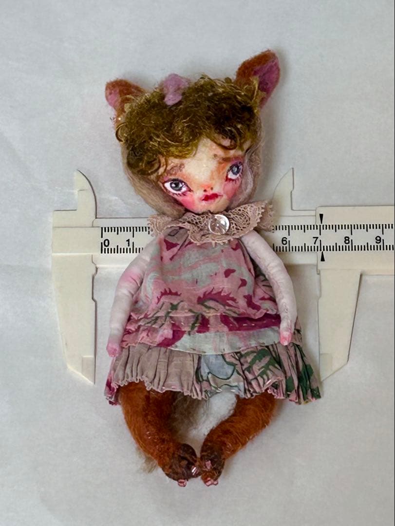 人気作家・ままごと森さんの「マモノちゃん」　猫耳頭巾シッポあり　箱とスタンド付き