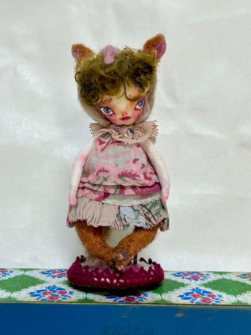 人気作家・ままごと森さんの「マモノちゃん」　猫耳頭巾シッポあり　箱とスタンド付き