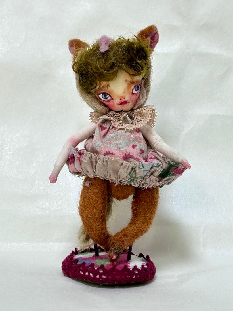人気作家・ままごと森さんの「マモノちゃん」　猫耳頭巾シッポあり　箱とスタンド付き