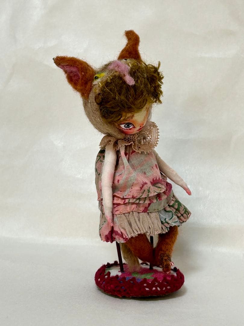 人気作家・ままごと森さんの「マモノちゃん」　猫耳頭巾シッポあり　箱とスタンド付き