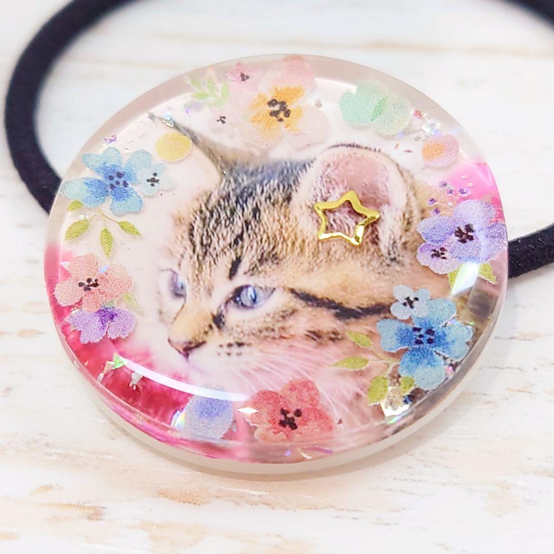 お花とにゃんこのヘアゴム ハンドメイド レジン 猫 ネックレス ブローチ 動物