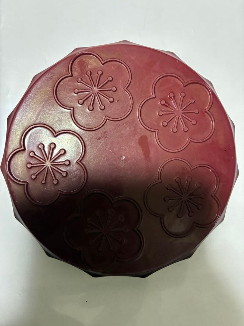 昭和　昔の大きなレトロガラス瓶 赤い蓋付き　梅の花と、富士山が描かれた瓶