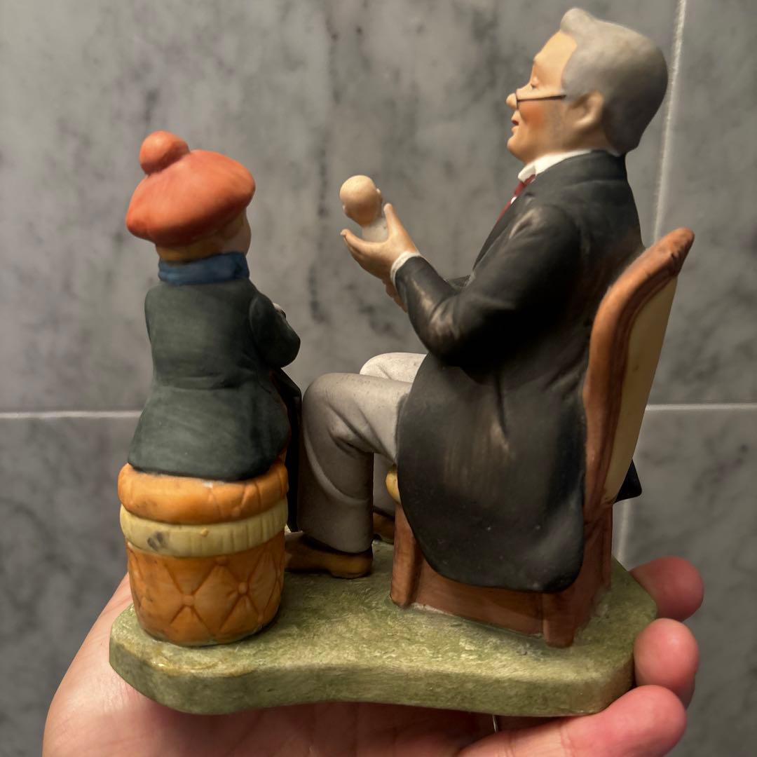 米80年代ノーマンロックウェルの映画のワンシーンのような芸術作品「医者と人形」