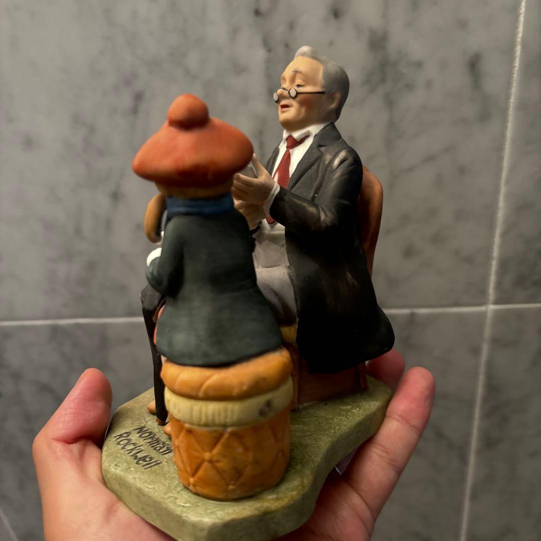 米80年代ノーマンロックウェルの映画のワンシーンのような芸術作品「医者と人形」