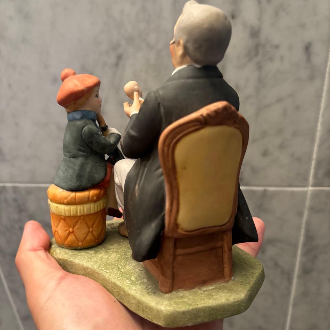 米80年代ノーマンロックウェルの映画のワンシーンのような芸術作品「医者と人形」