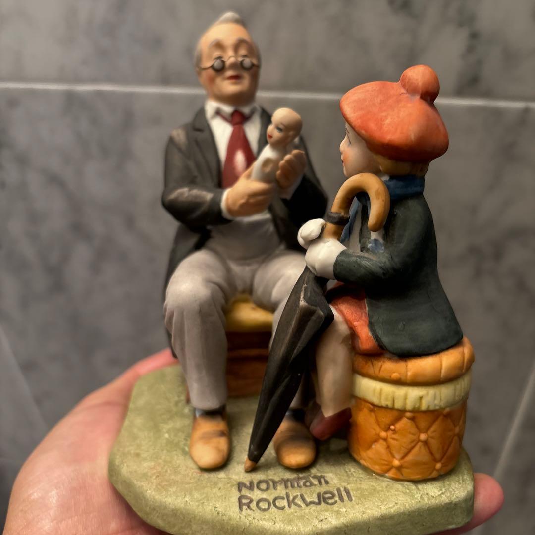 米80年代ノーマンロックウェルの映画のワンシーンのような芸術作品「医者と人形」