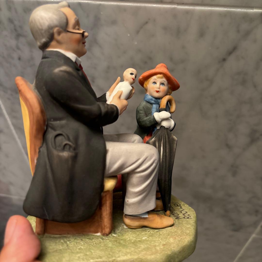 米80年代ノーマンロックウェルの映画のワンシーンのような芸術作品「医者と人形」