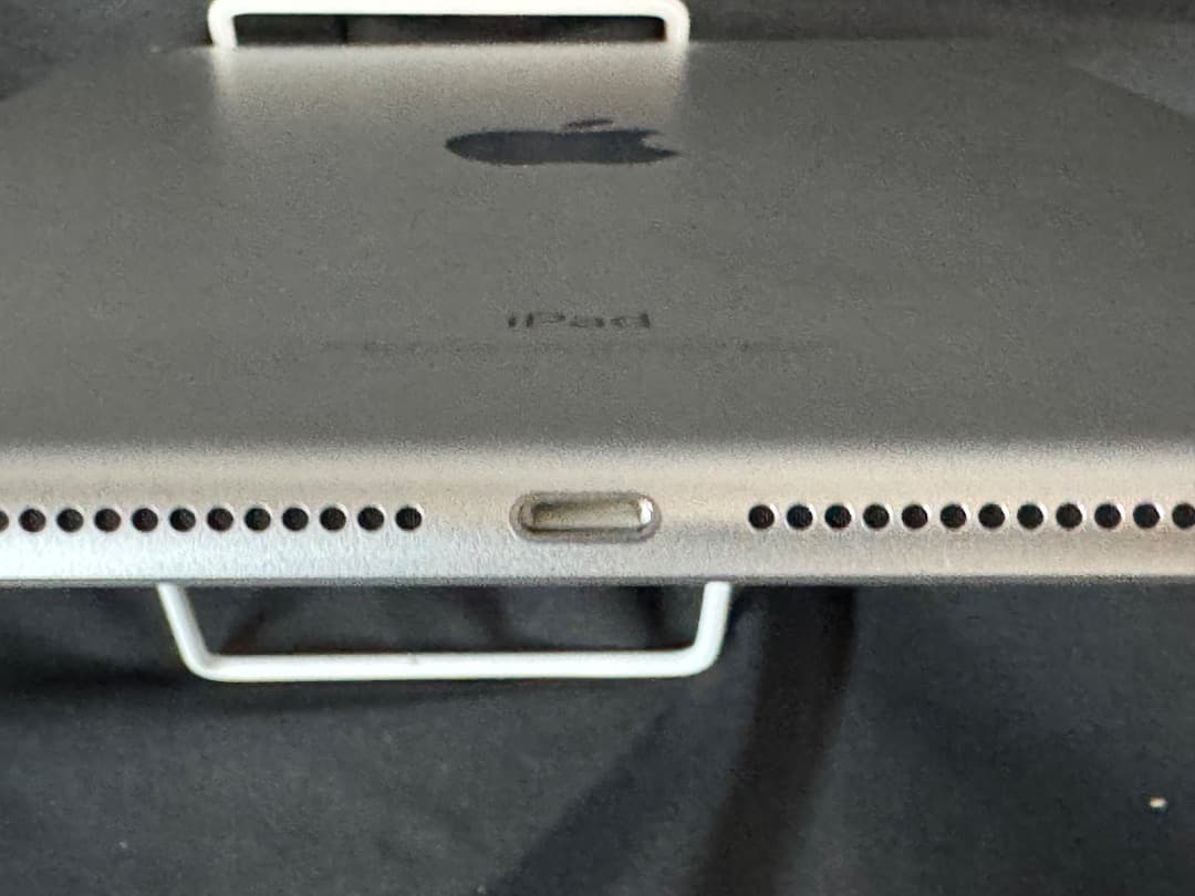 美品 iPad 第6世代 wifiモデル MR7G2J/A A1893