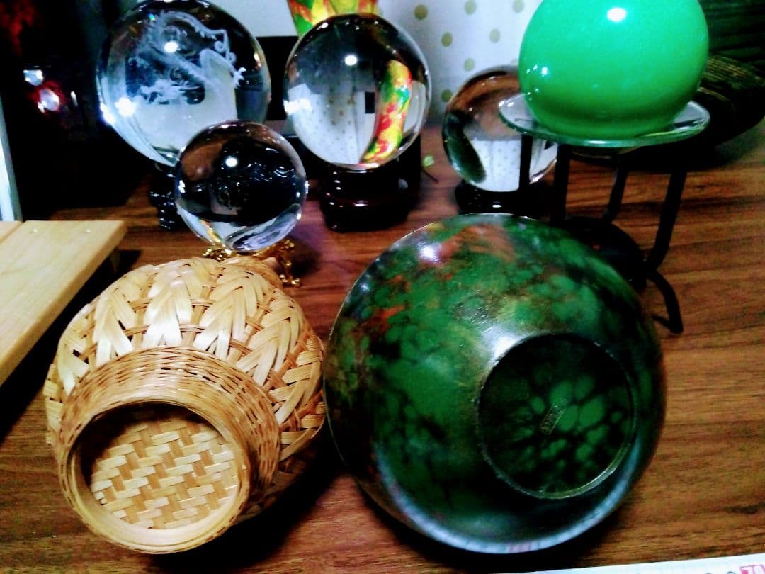 緑色の金属製花瓶