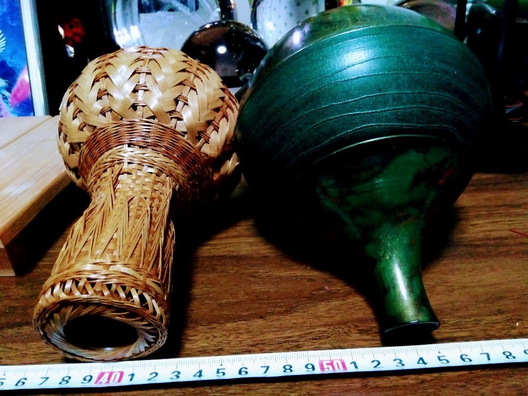 緑色の金属製花瓶