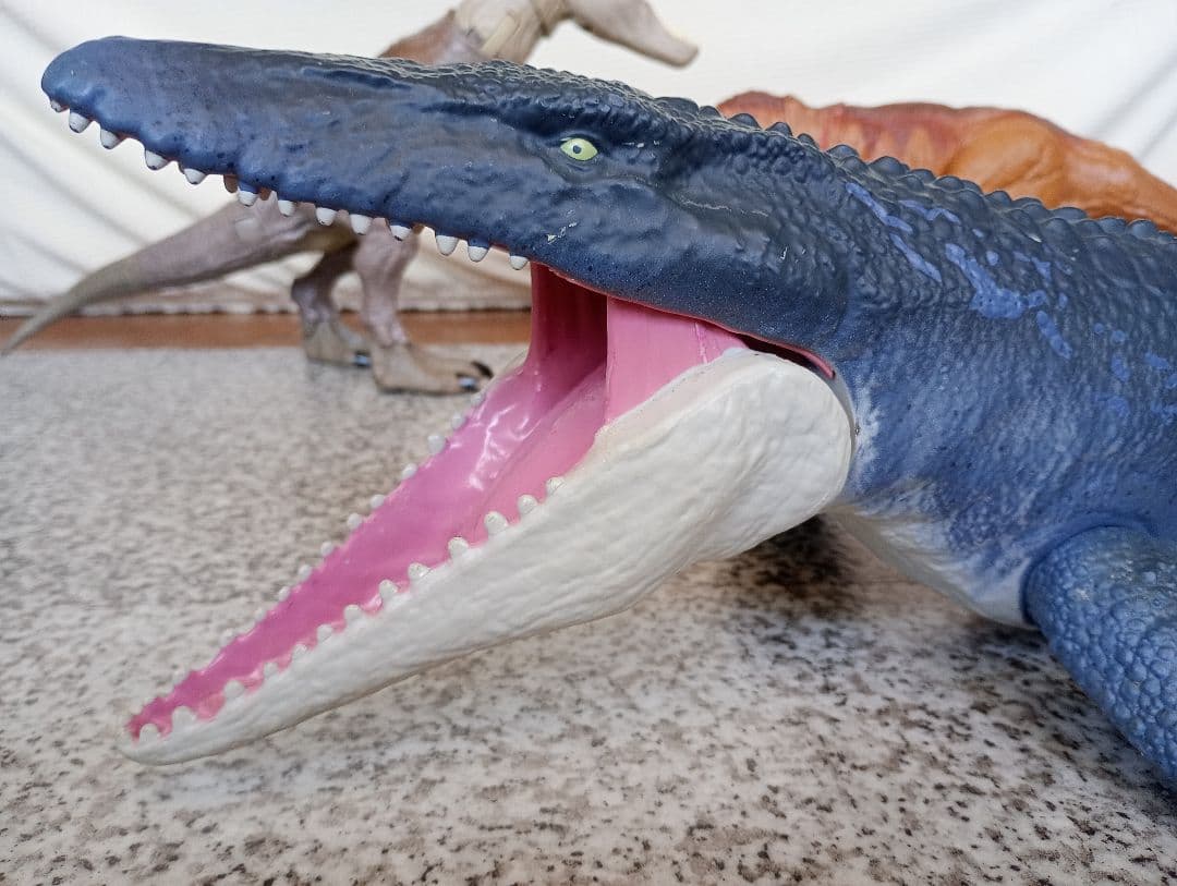 マテルジェラシックパークモササウルス1体、ティラノサウルス2体