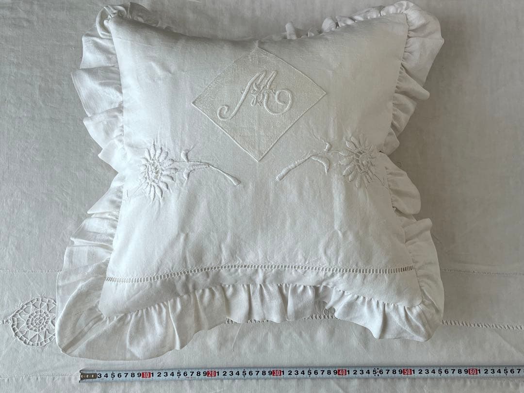 【美品】フランスアンティーク Mとマーガレット手刺繍 フリルクッションカバー