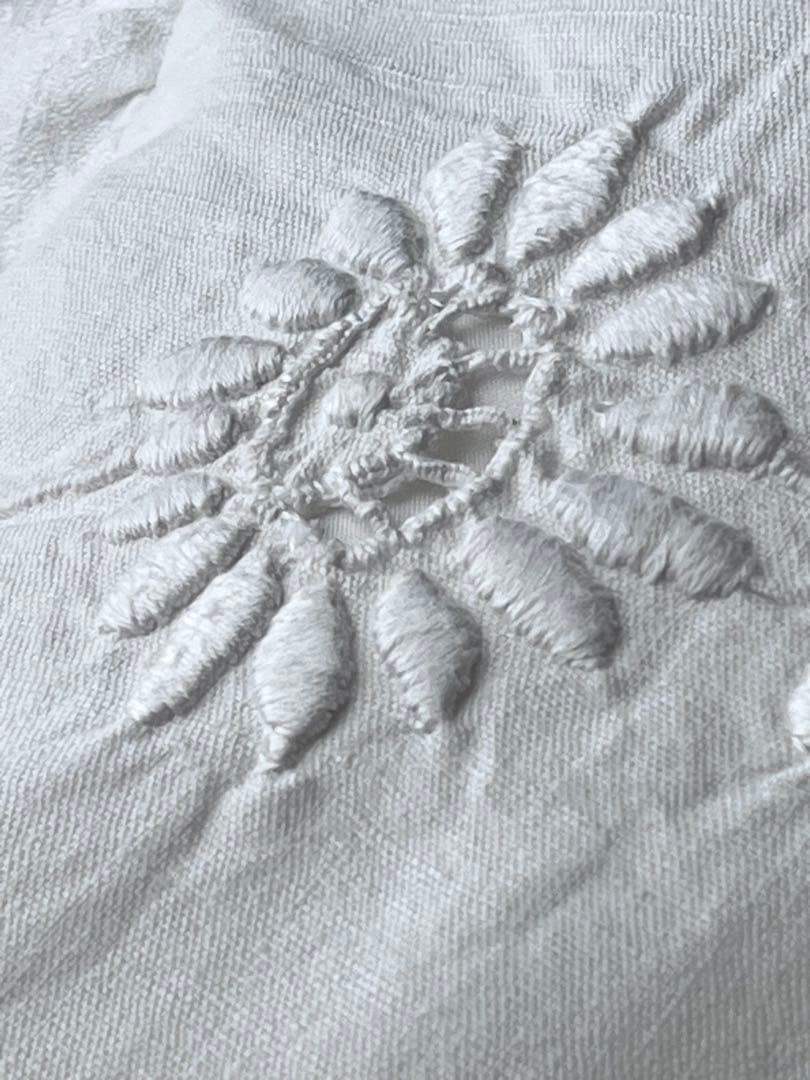 【美品】フランスアンティーク Mとマーガレット手刺繍 フリルクッションカバー