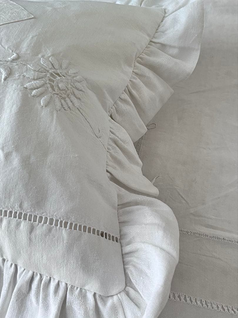 【美品】フランスアンティーク Mとマーガレット手刺繍 フリルクッションカバー