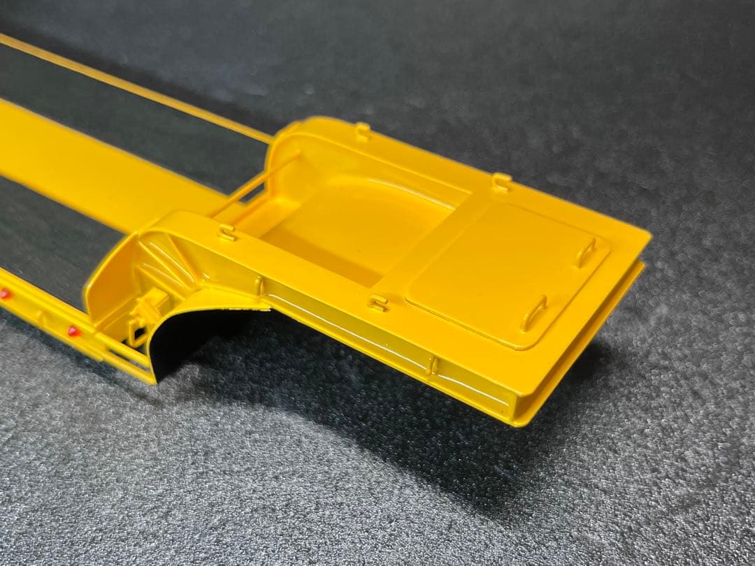 【アイル】　1/50 3軸低床トレーラー自動あゆみ付 建機 SCANIA