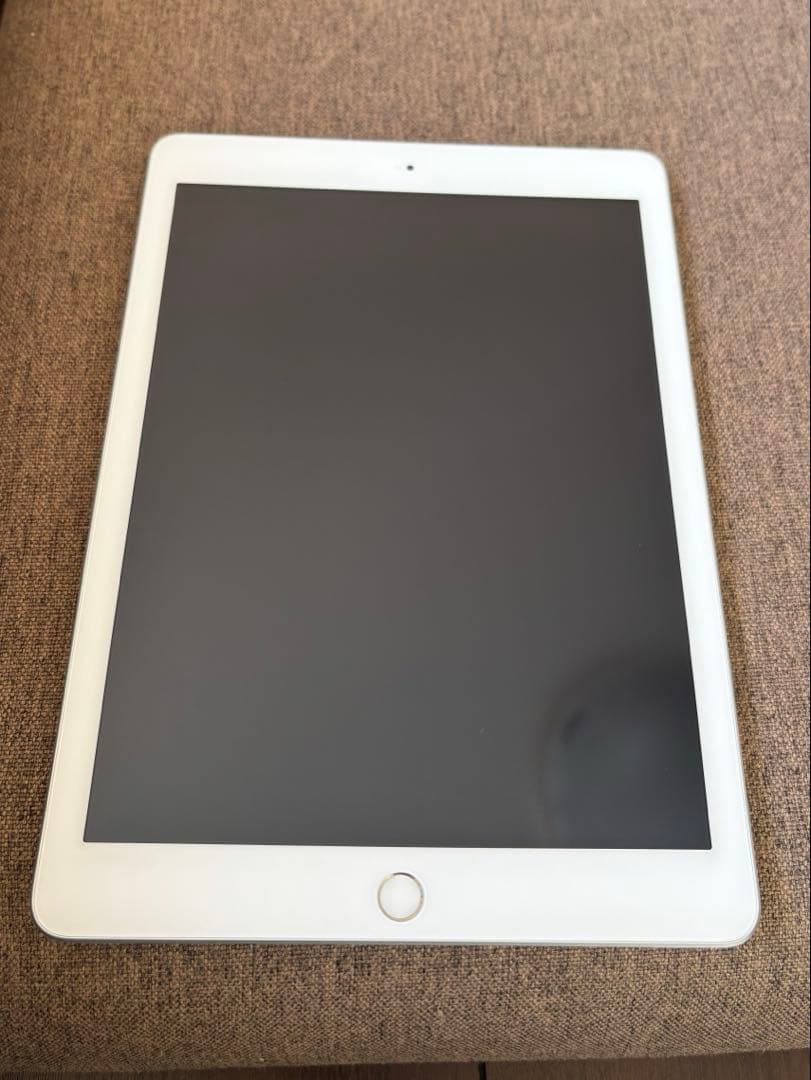 iPad第5世代　Wi-Fi + Cellular 32GB シルバー