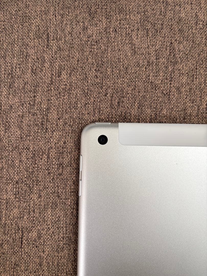 iPad第5世代　Wi-Fi + Cellular 32GB シルバー