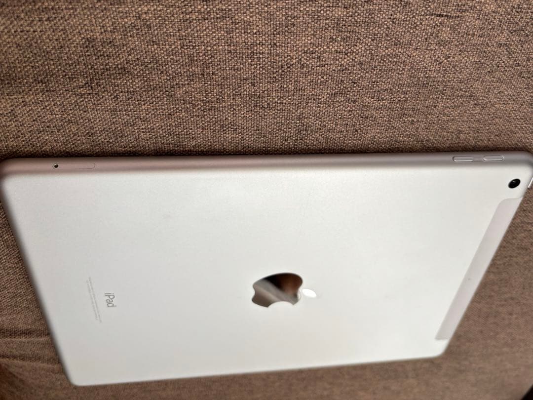 iPad第5世代　Wi-Fi + Cellular 32GB シルバー