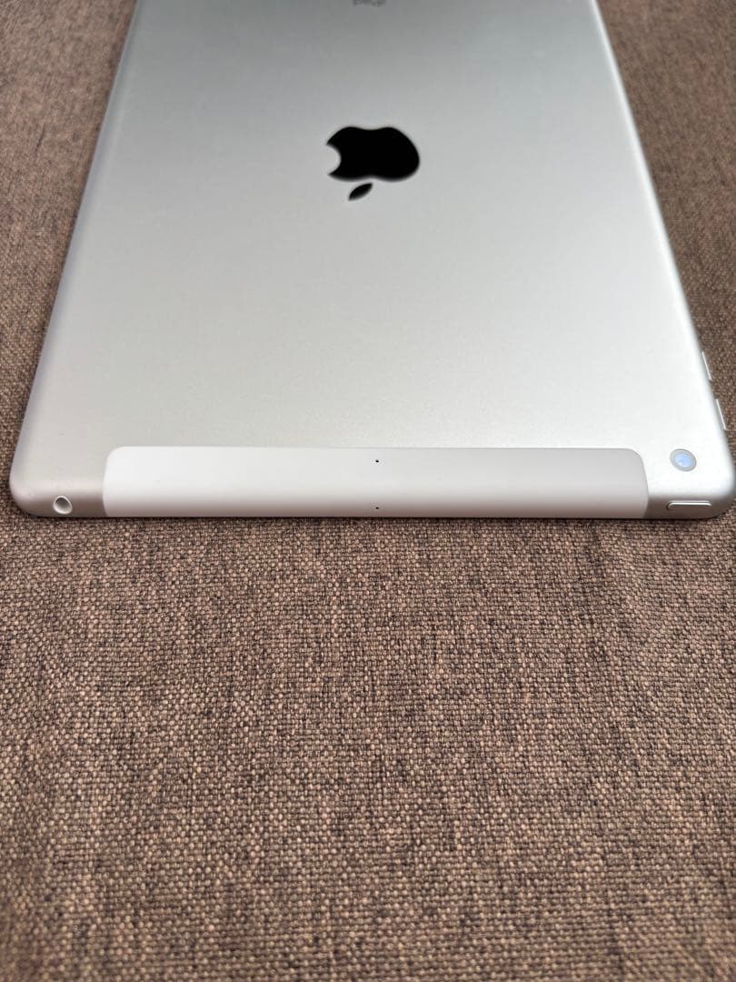 iPad第5世代　Wi-Fi + Cellular 32GB シルバー