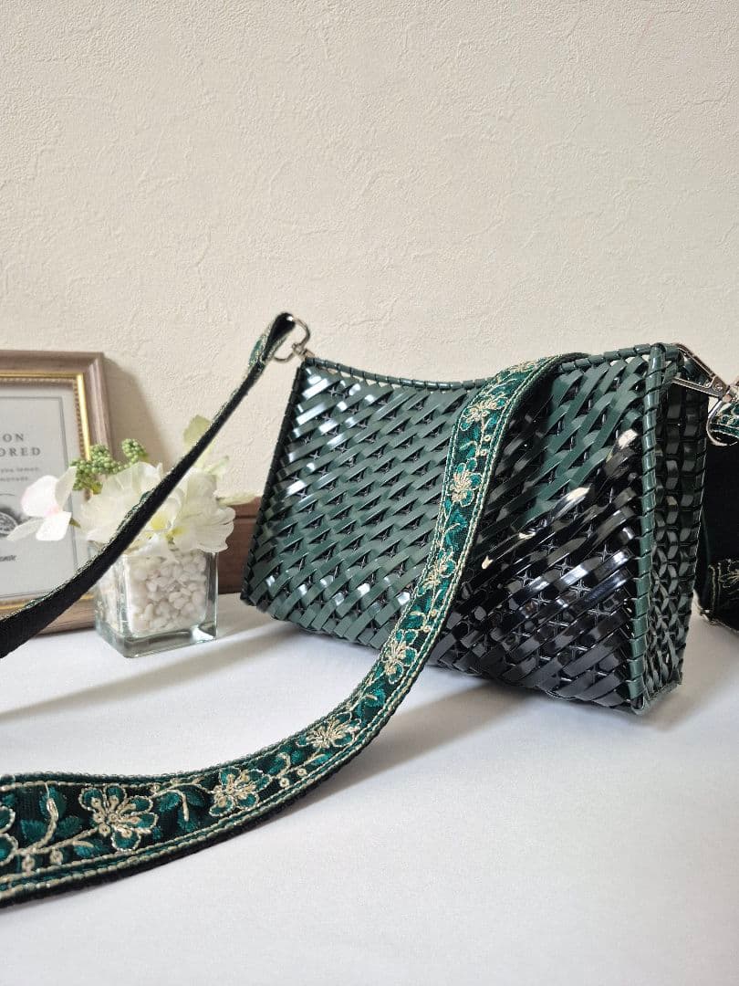 ハンドメイド　ショルダーカゴバッググリーンインド刺繍リボンショルダーストラップ付