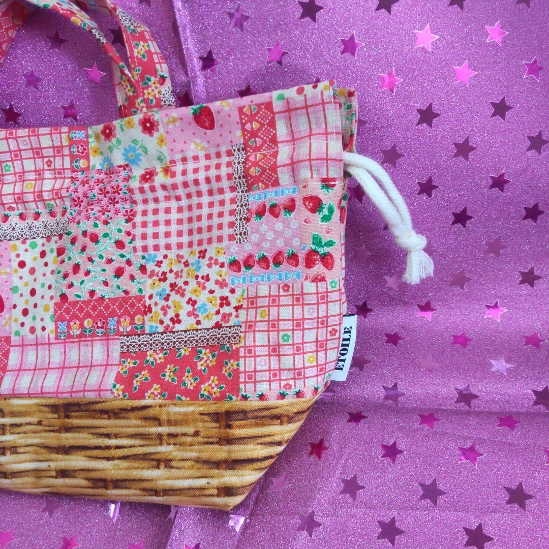 保温保冷　お弁当巾着　ランチバッグ　　いちご柄