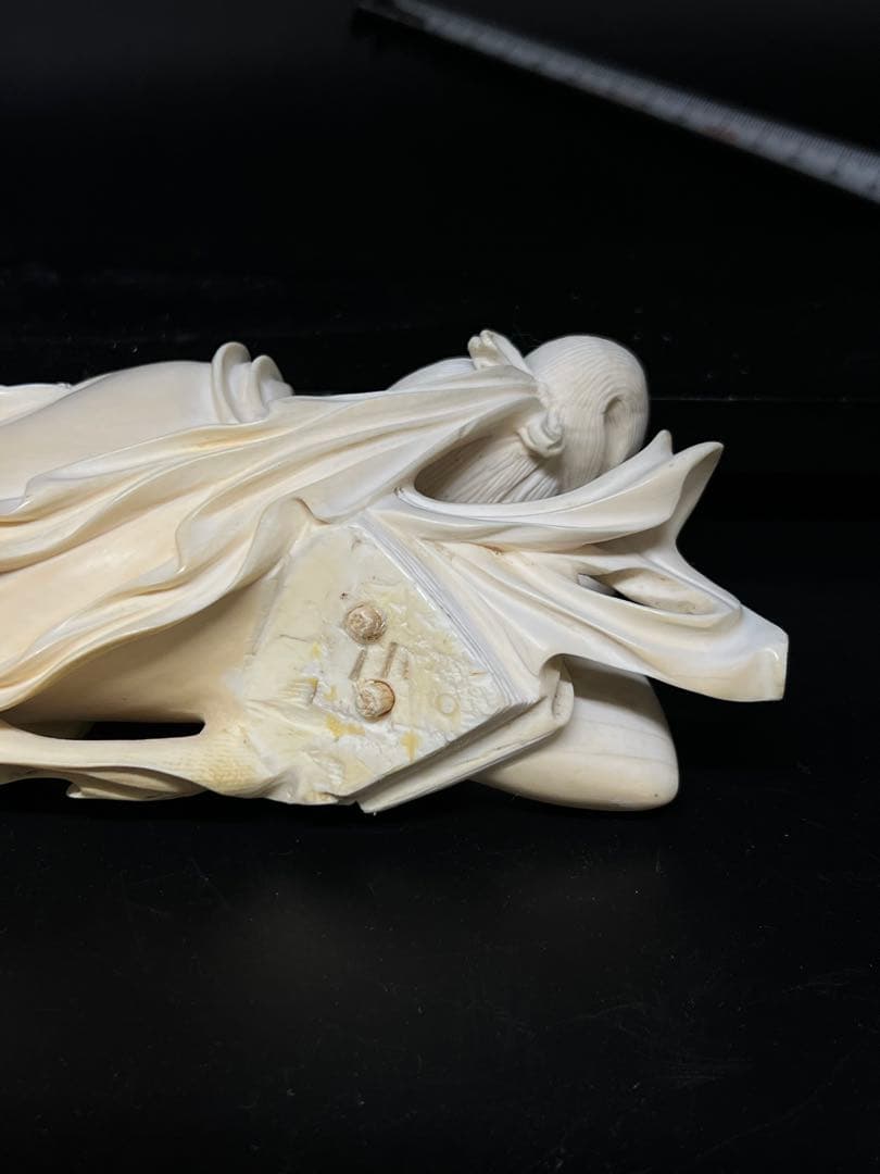 極上彫刻　臥観音 重さ：710g