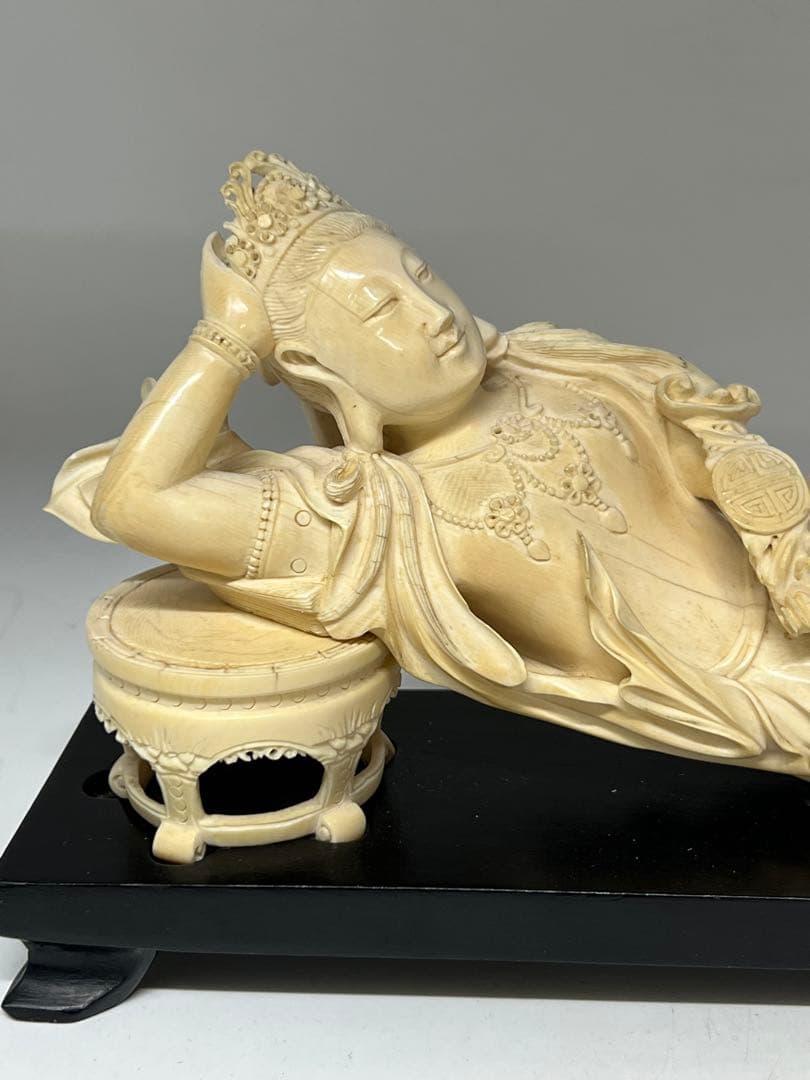 極上彫刻　臥観音 重さ：710g