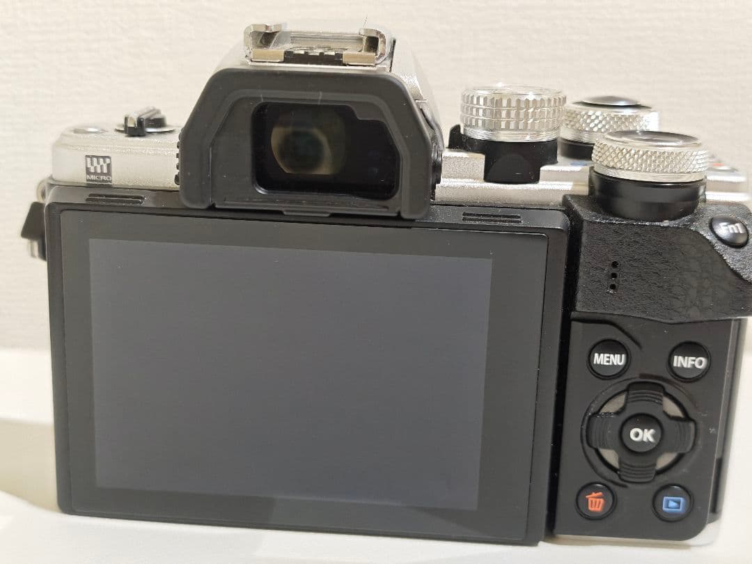 ​【最終価格】美品 OLYMPUS OM-D E-M10 Mark II ボディ