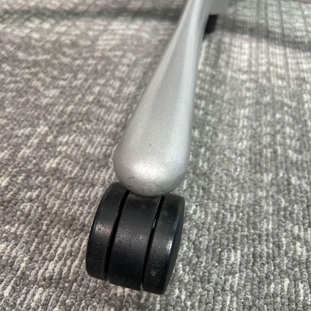 ②エンボディチェア ハーマンミラー ホワイト Embody えんじ色系