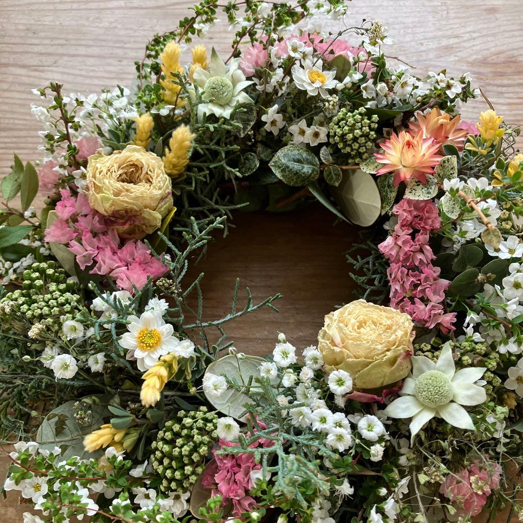 雪柳と春のお花のリース　バラ　スターチス　フランネルフラワー　花かんざし