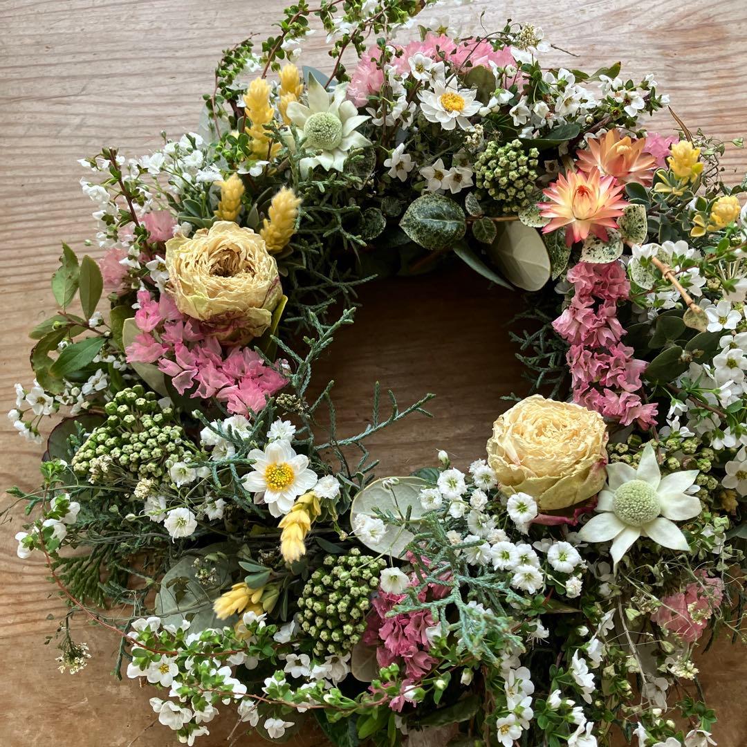 雪柳と春のお花のリース　バラ　スターチス　フランネルフラワー　花かんざし