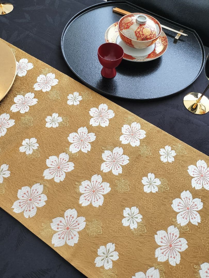 ブーブーこぶた　A855★逸品‼️豪華刺繍‼️テーブルランナー2m2cm