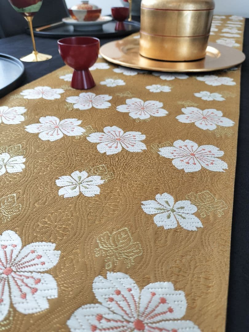 ブーブーこぶた　A855★逸品‼️豪華刺繍‼️テーブルランナー2m2cm