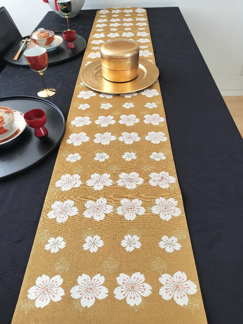 ブーブーこぶた　A855★逸品‼️豪華刺繍‼️テーブルランナー2m2cm