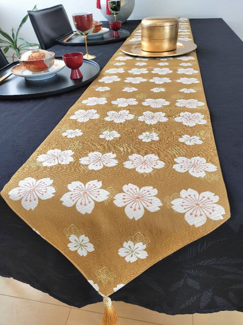 ブーブーこぶた　A855★逸品‼️豪華刺繍‼️テーブルランナー2m2cm